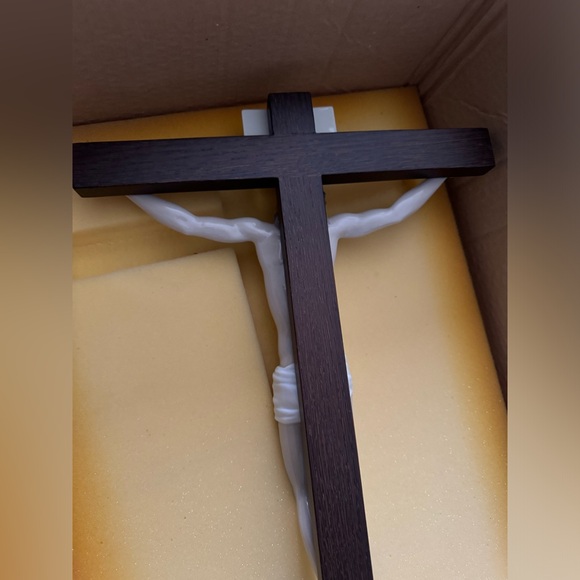 Lladro Our Savior Crucifix Figurine Tabletop - Picture 3 of 16